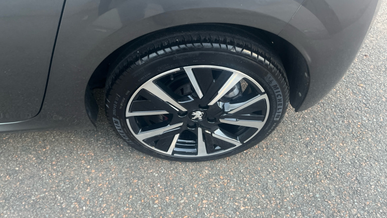 Peugeot 208 1.2 PureTech 100 Allure Premium 5dr Petrol Hatchback